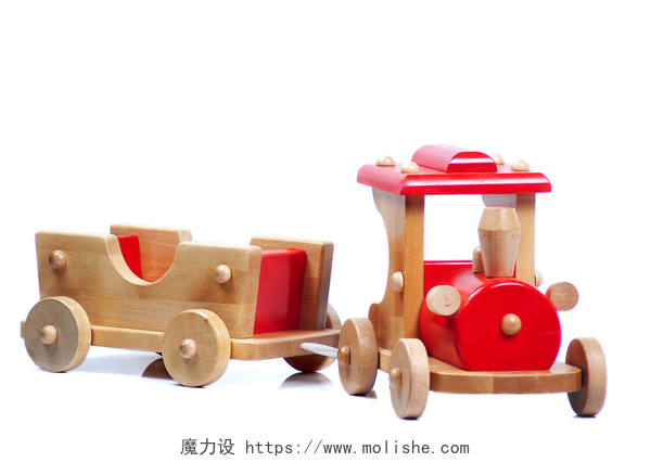 白色背景木制小车玩具玩具火车
